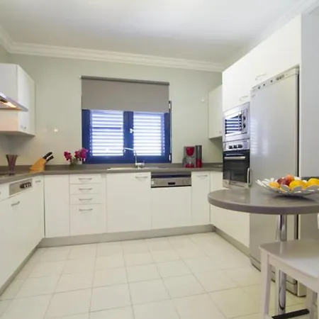 Sleeps 8 Pool Air Con Wifi *