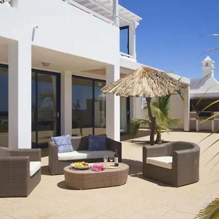 Villa Sleeps 8 Pool Air Con Wifi *