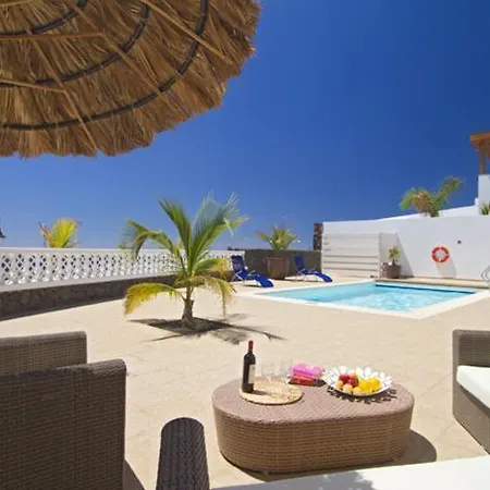 Villa Sleeps 8 Pool Air Con Wifi *
