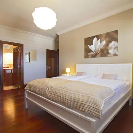Sleeps 8 Pool Air Con Wifi